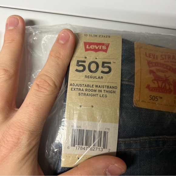 NWT Levi’s 505 Women’s Jeans Size 10 W23 x L30 Straight Leg - Picture 2 of 5